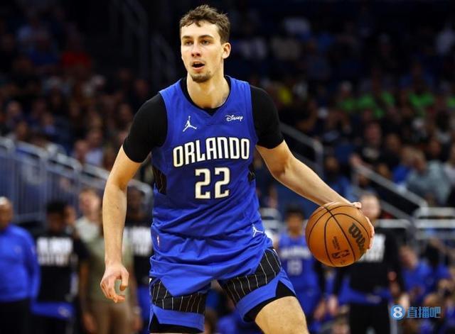 她在短短两 她在短短两